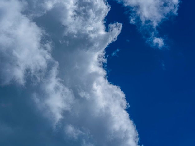 ふわふわした雲と青い空の背景