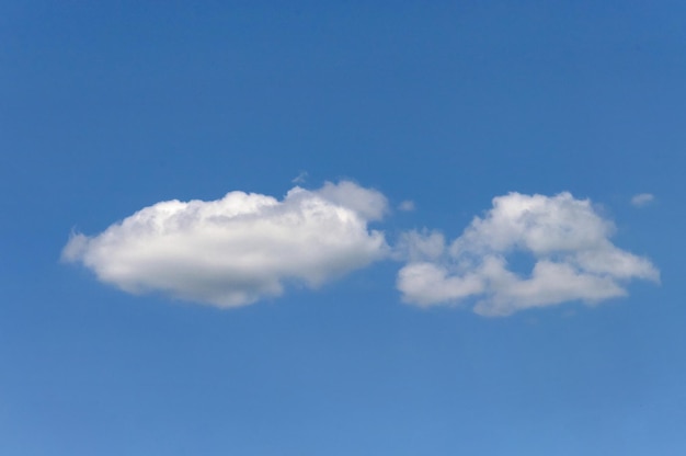 Пушистые облака над голубым небом в солнечный летний день