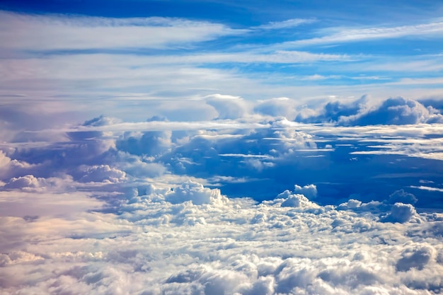 飛行中の飛行機の窓からのふわふわの雲