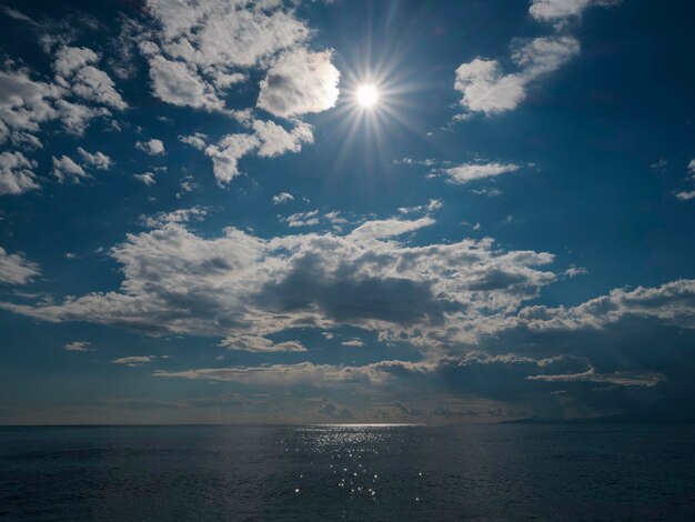 ふわふわの雲と素晴らしい海の景色