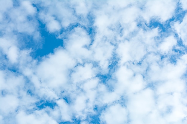 Фото Пушистые облака в голубом небе