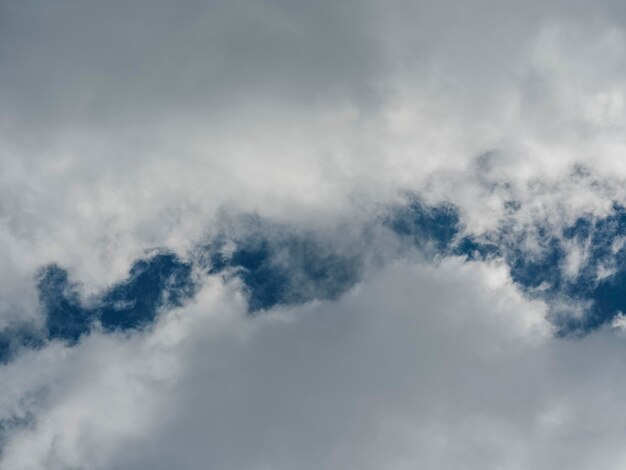 ふわふわした雲と空の背景