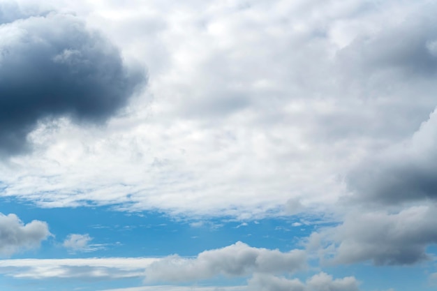 空にふわふわの雲。夏の空