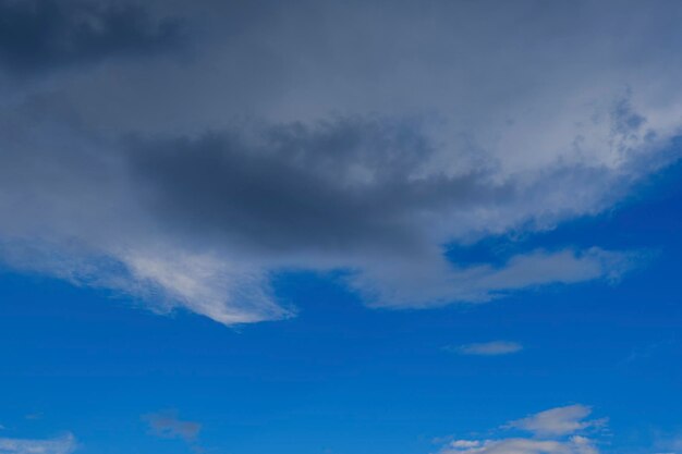 空にふわふわの雲