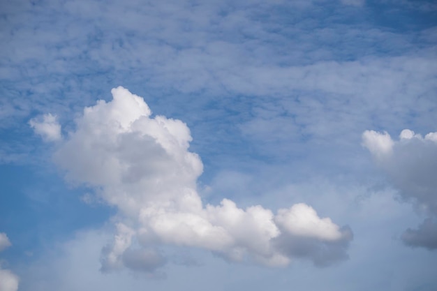 写真 夏の空の背景の上にふわふわの曇り