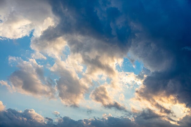 青い空を背景にふわふわの積雲雲 Cloudscape 白とグレーの色