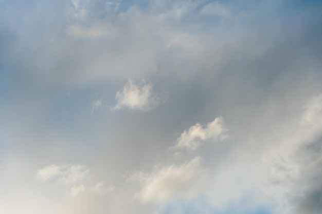 ふわふわの優しい雲がゆっくりと絶望的に漂う果てしない青空の海荒れ狂う要素と嵐の後の澄んだ青い空