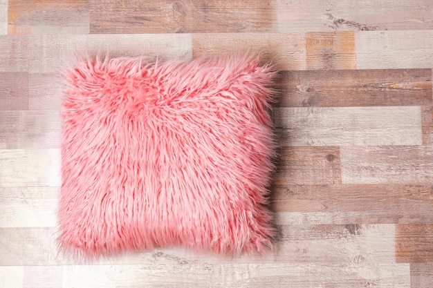 Photo fluffy pillow on wooden floor