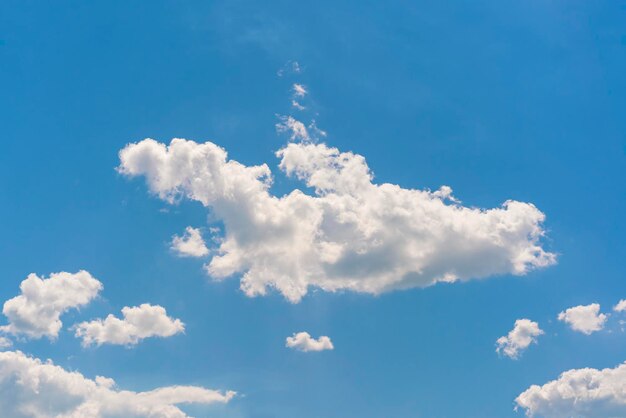 青い空を背景にふわふわの白い雲