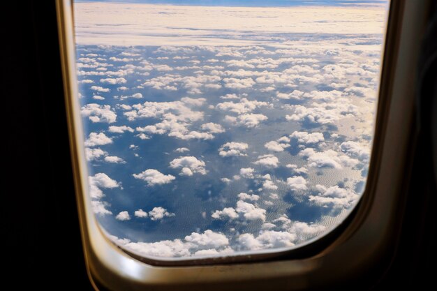 飛行機からのふわふわの白い雲と青い空。