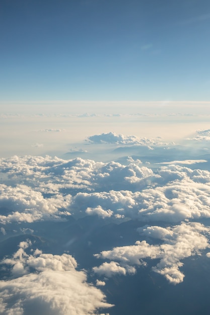 ふわふわの白い雲、飛行機の窓からの眺め