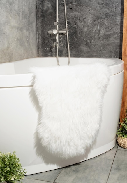 Photo fluffy white rug in ordinary bathroom mockup design