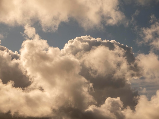 Foto fluffy wolken over de zonsondergang hemel fluffy cumulus wolken vorm foto somber cloudscape achtergrond rook in de lucht