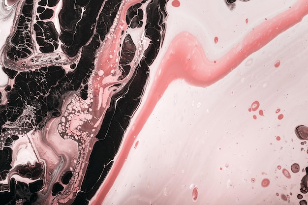 유체 예술. 검은 페인트 거품과 분홍색 산호 파도에서 추상화. 대리석 효과 배경 또는 질감입니다.