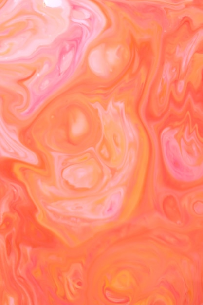 Fluid Art 여러 가지 빛깔의 추상 배경 액체에 주황색 얼룩이 있습니다.