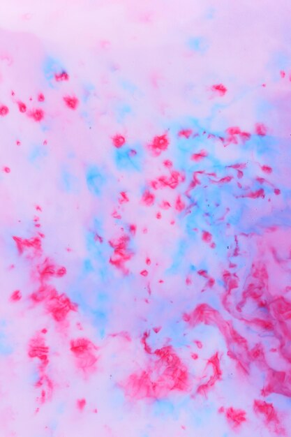 流体アート白地にピンクとブルーの汚れ美しいペイント液体の色の背景