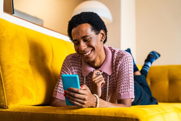 Photo fluid gender young man at home lgbtq and diversity concepts