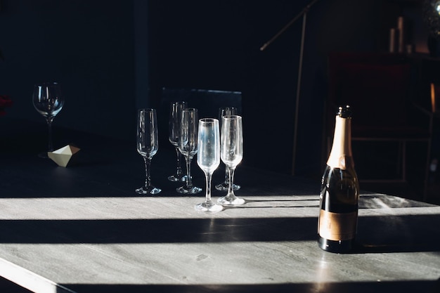 Fluiten champagne op tafel Twee wijnglazen in het zonlicht