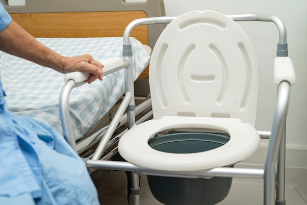Туалет со смывом и стул для душа в ванной для пожилых людей