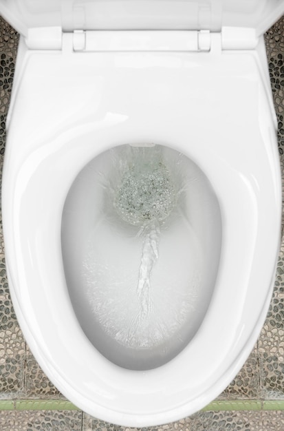Foto sciacquare l'acqua nella toilette in bagno