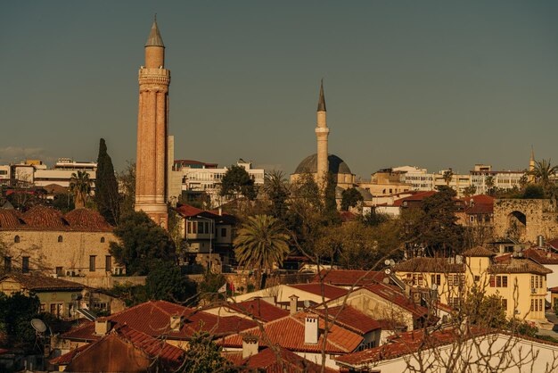 Photo fluted minaret mosque mosque in old town kaleici antalya turkey dec 2021