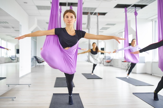 Fly антигравитационная йога, женские групповые тренировки с гамаками. Фитнес, пилатес и танцевальные упражнения смешивают. Женщины на тренировке по йоге