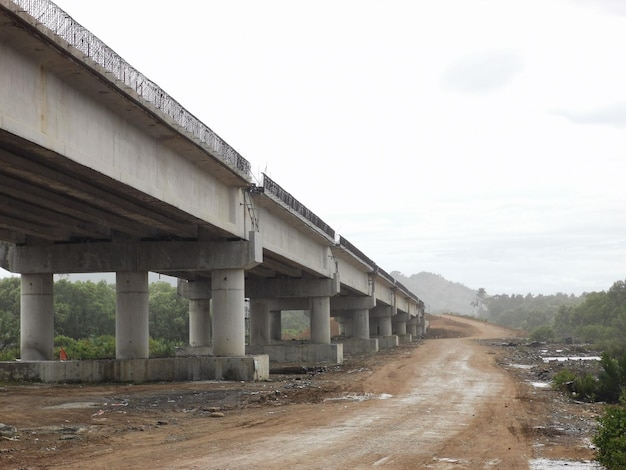 橋の道路建設現場の上空を飛行します。