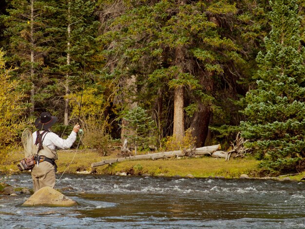 Рыбак нахлыстом на реке Тейлор, Колорадо.