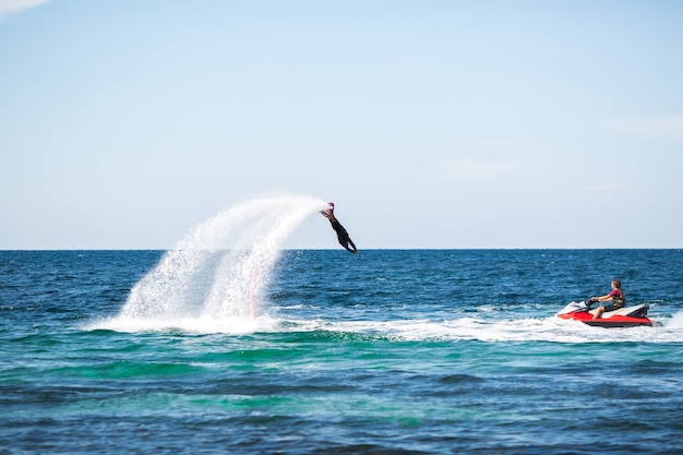 Flyboard-rijder in de oceaan