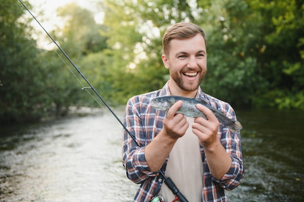 물 밖으로 송어를 들고 Flyfisherman