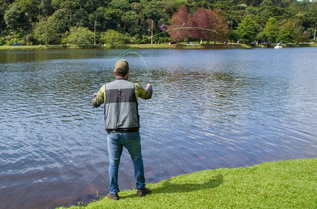 ブラジルの湖でのフライフィッシング