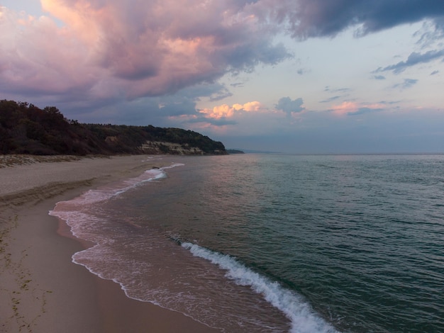 Volando sopra la bellissima spiaggia selvaggia in bulgaria