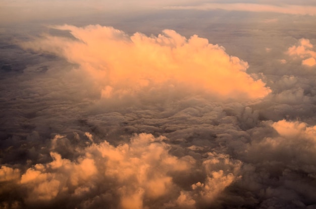 雲の上を飛ぶ飛行機からの眺め