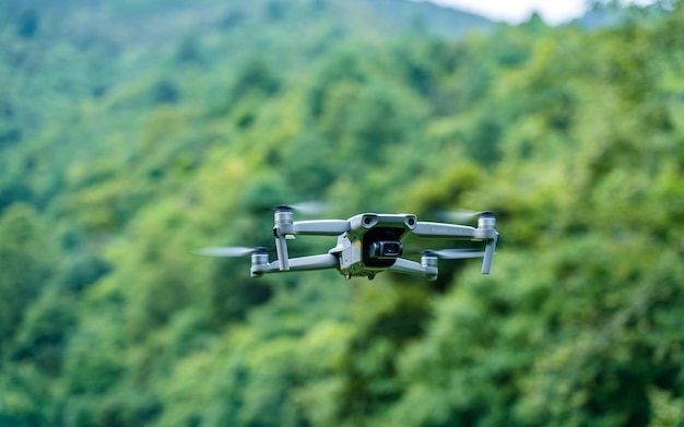 Летающий беспилотник Mavic Air 2 захватывает зеленый воздух во время сезона муссонов