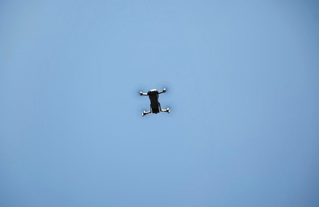 Photo flying drone under the sky