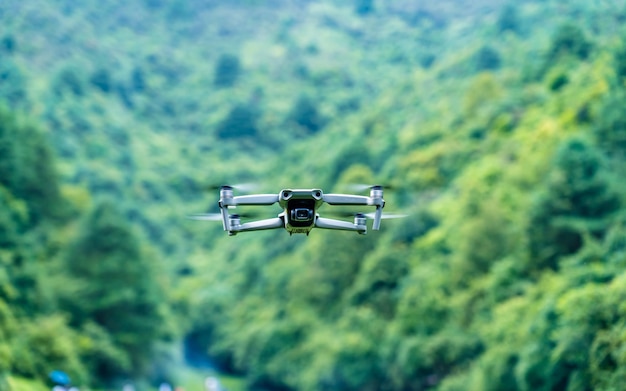 写真 緑豊かな公園の空中写真を撮る飛行ドローン。