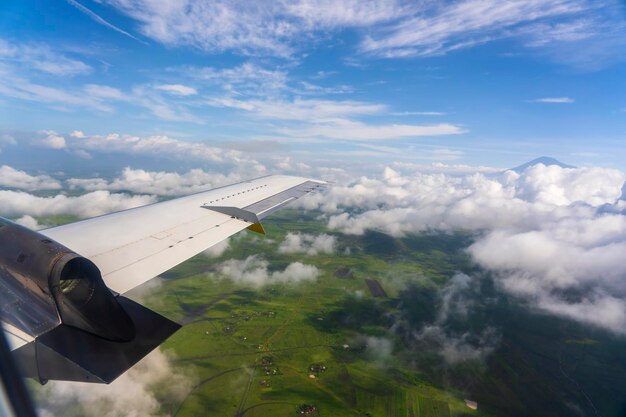 タンザニア アフリカの領土で地球の上空と雲の上を飛んでいます。