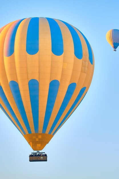 Photo flying hot air balloons against bright blue sky