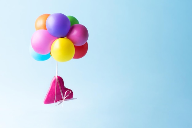 Летающие разноцветные воздушные шары с розовыми сердечками, открытка на День святого Валентина.