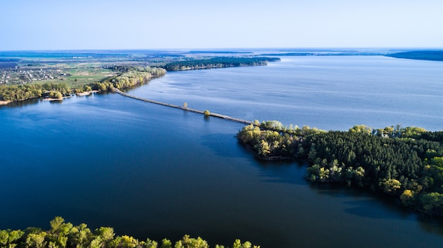 写真 川のダムの上を飛ぶ。空中カメラショット。ウクライナ。