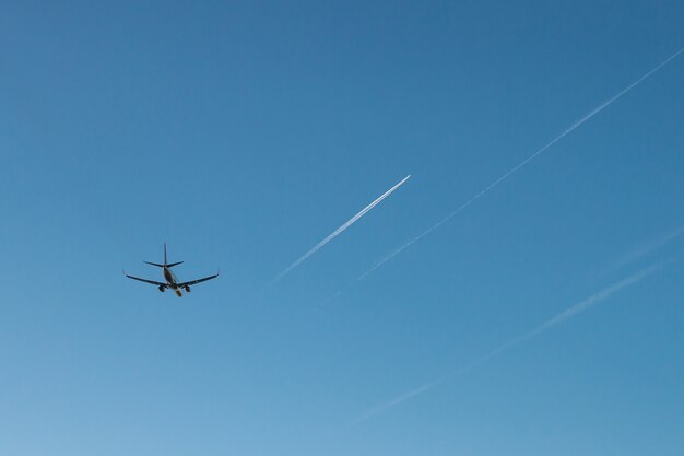 Photo flying passenger plane on blue sky