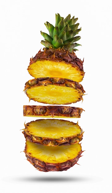 Foto ananas volante. pezzi se tagliati a forma di ananas che volano in aria. isolato.