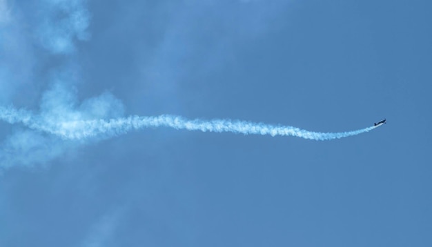 Фото Летящий пропеллерный самолет