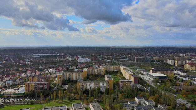 Volando sopra la zona residenziale nella città di uzhgorod zakarpattya ucraina