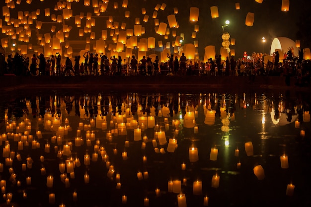 Flying Sky Lantern in nieuwjaarsfestival in Thailand