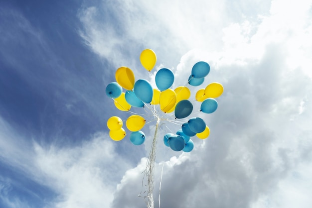 Foto volando nel cielo giallo - palline blu