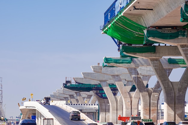 Photo flyover expressway column structure under construction is a long line straddling the uturn bridge