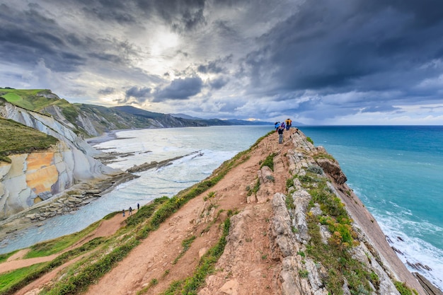 Flysch rotsformatie en strand Spanje