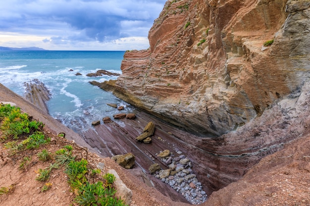 Flysch rotsformatie en strand Spanje