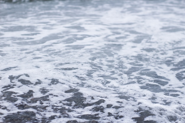 海の海の塩の波の後の泡